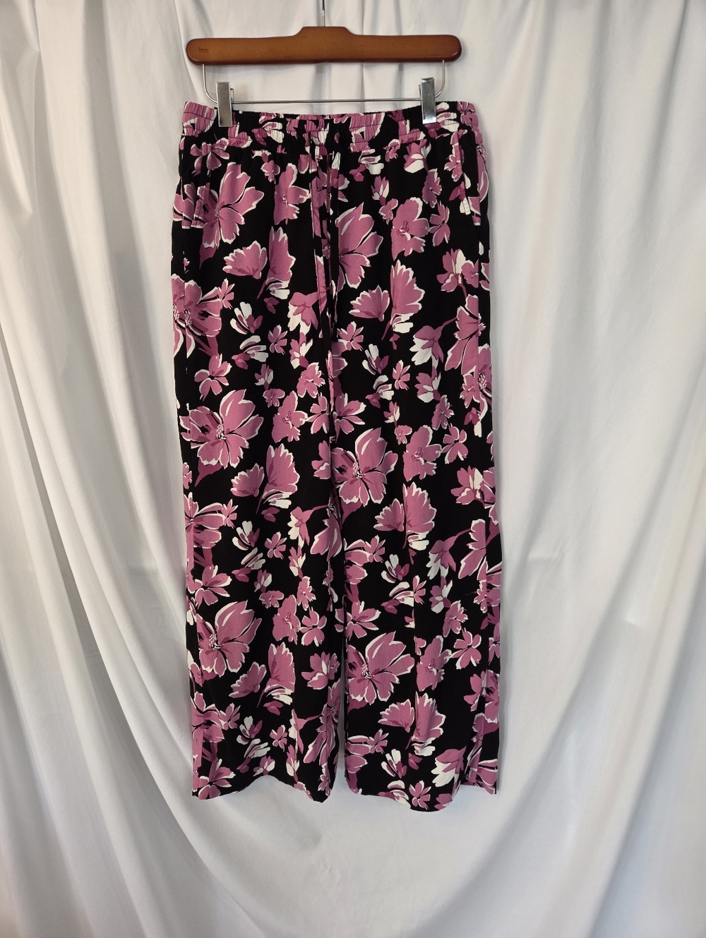 Vince Camuto Black Wide Leg Pants with Pink Floral Print Size M - Picture 4 of 7